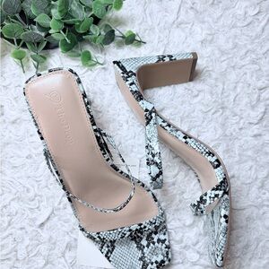 The Drop Avery Square Toe Two Strap Heel Size 8